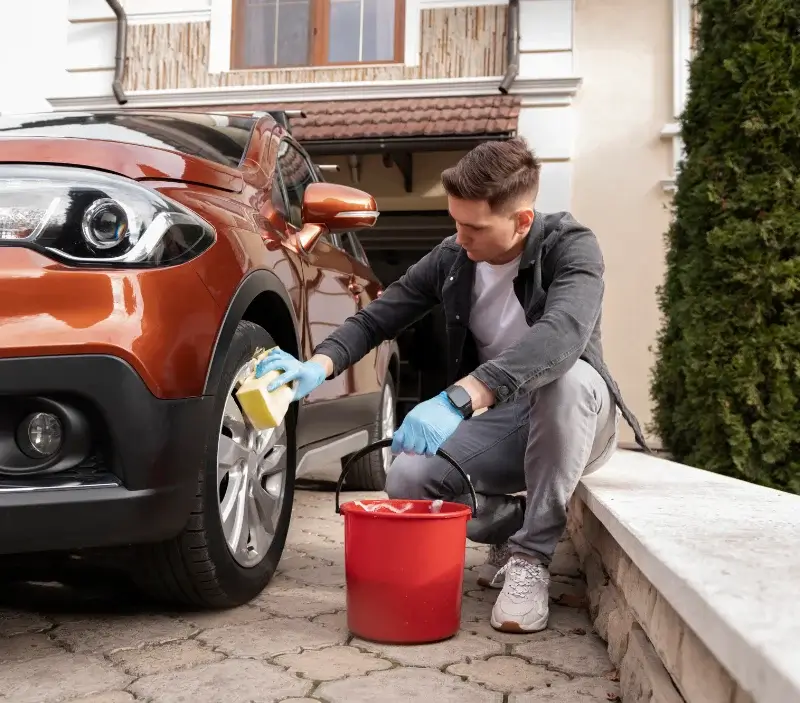 Lavage auto à domicile Crécy-sur-Serre : professionnel intervenant sur un véhicule